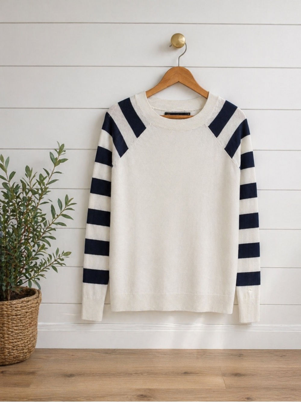 💙🤍Outback Red Lightweight Pullover Sweater Medium | Striped Sleeve Knit Top